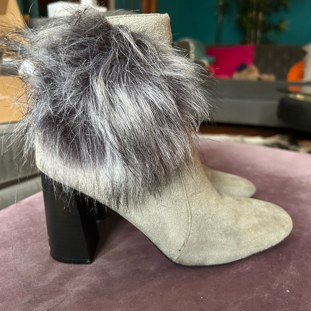 Cape Robbin Bernice II Sz 8.5 Gray Faux Suede Fur Boots Block Heel 3 1/2 In